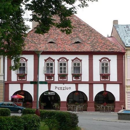 Restaurace A Penzion Podloubi Opočno Eksteriør billede