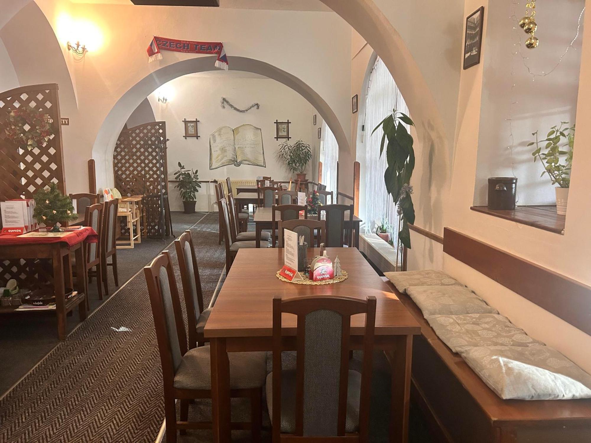 Restaurace A Penzion Podloubi Opočno Eksteriør billede