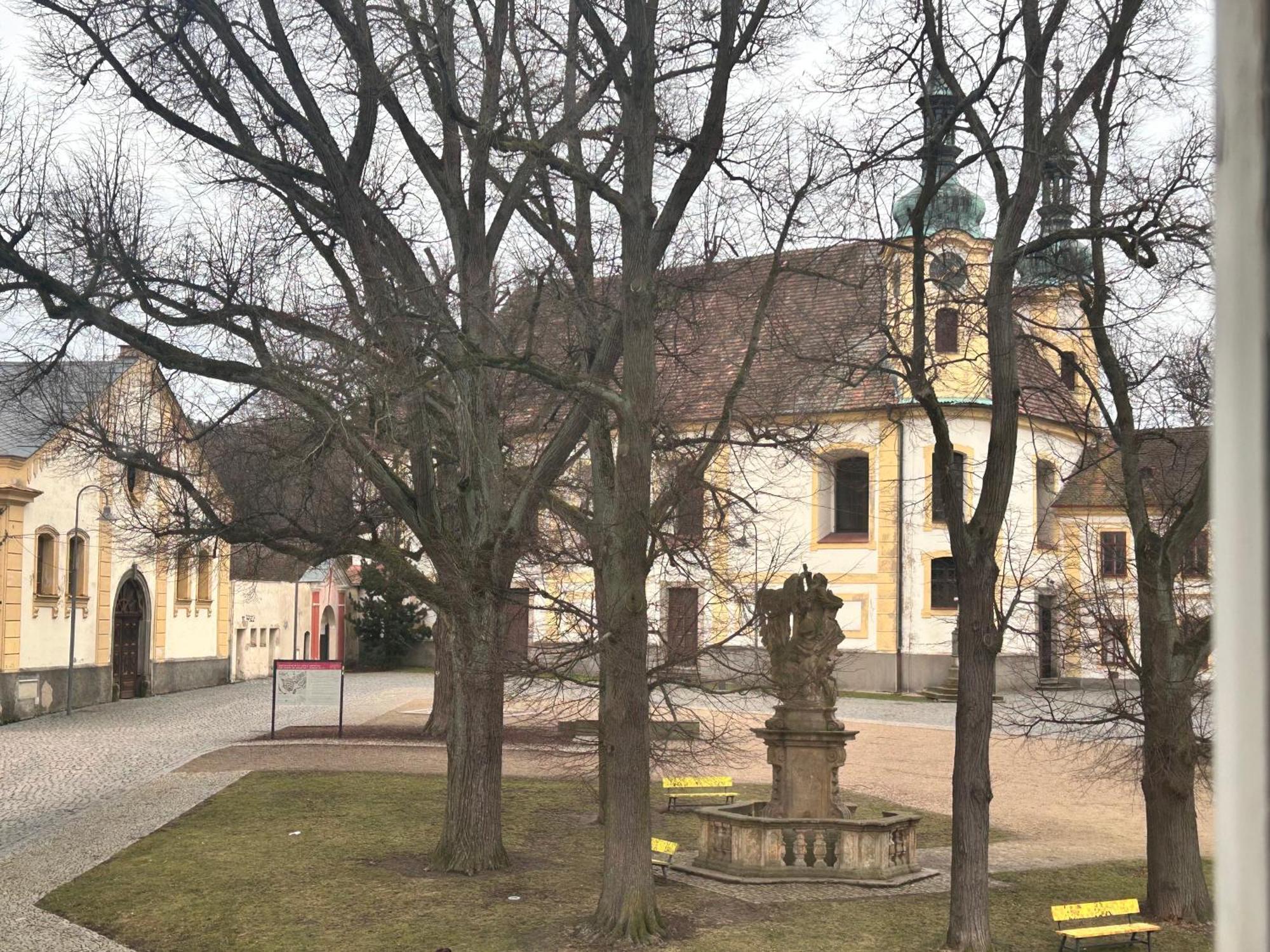Restaurace A Penzion Podloubi Opočno Eksteriør billede